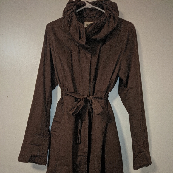 #33 Med-length autumn coat with hood and waist belt - Picture 2 of 5